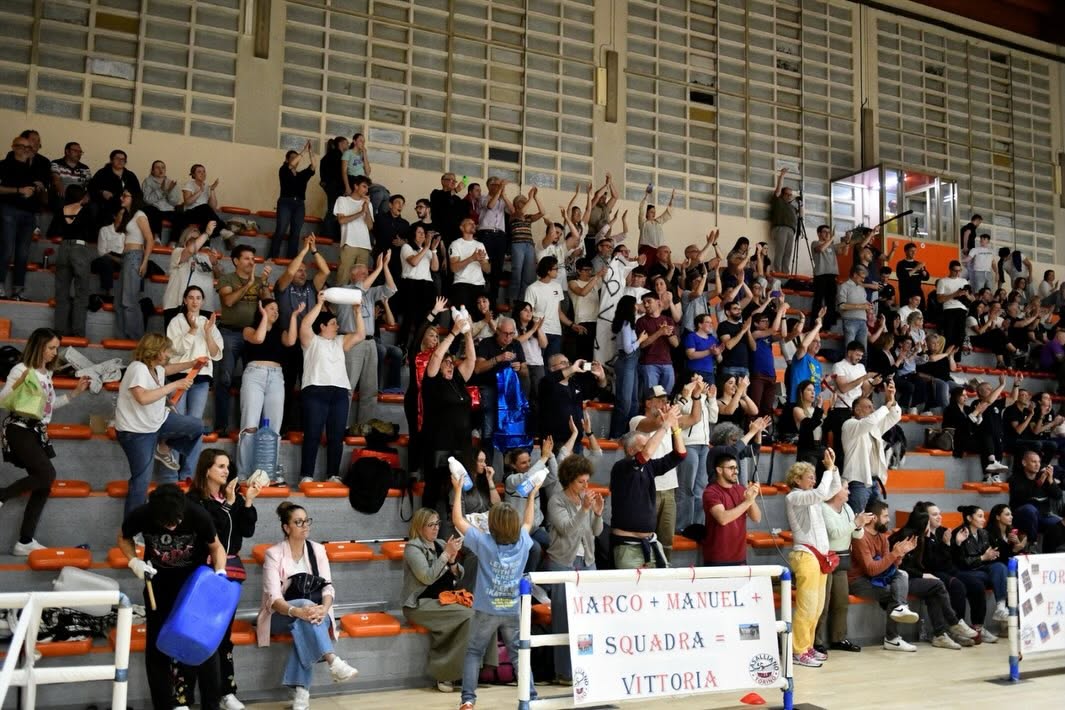 Il pubblico in festa sugli spalti