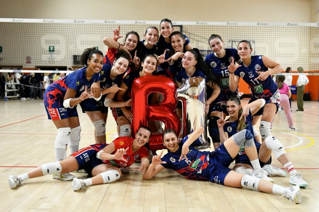 La squadra festeggia con lo striscione